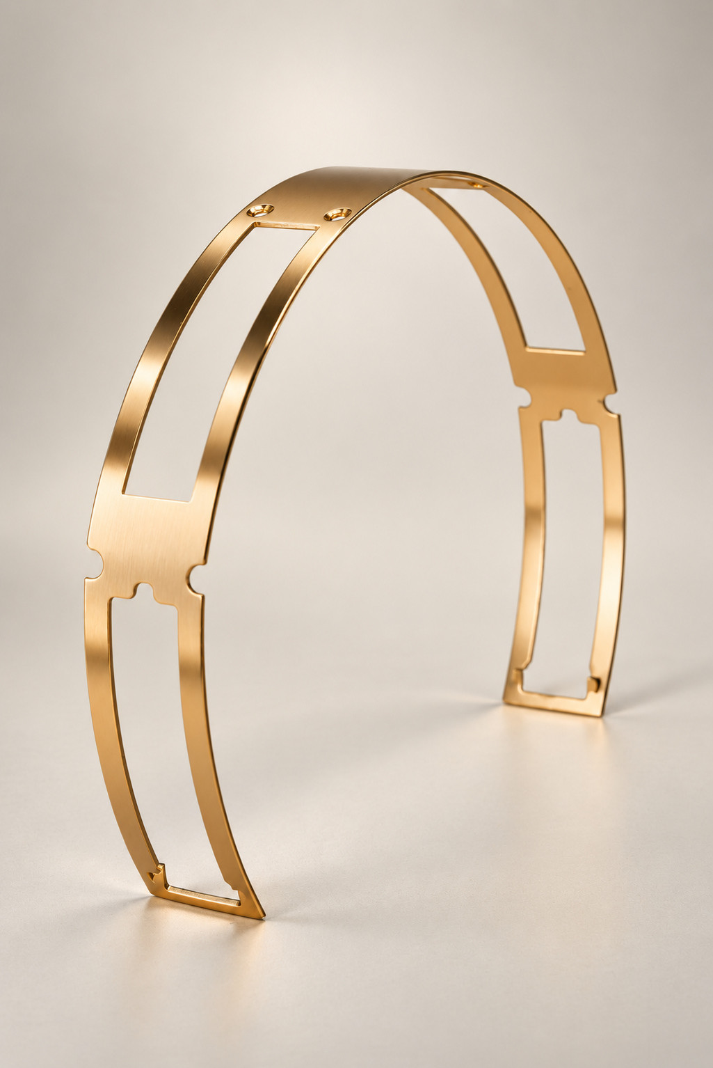 Gold-Tone Curved Frame with Rectangular Openings / 金色弧形镂空支架,整体外观