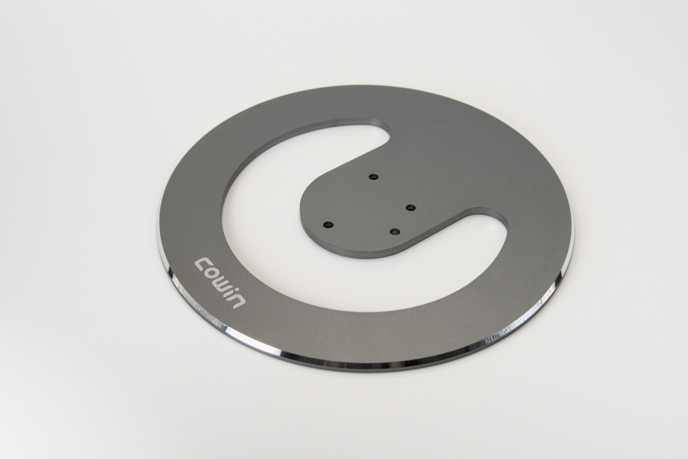 Gray COWIN Circular Plate with Curved Opening / 深灰色旋涡镂空圆板,整体外观