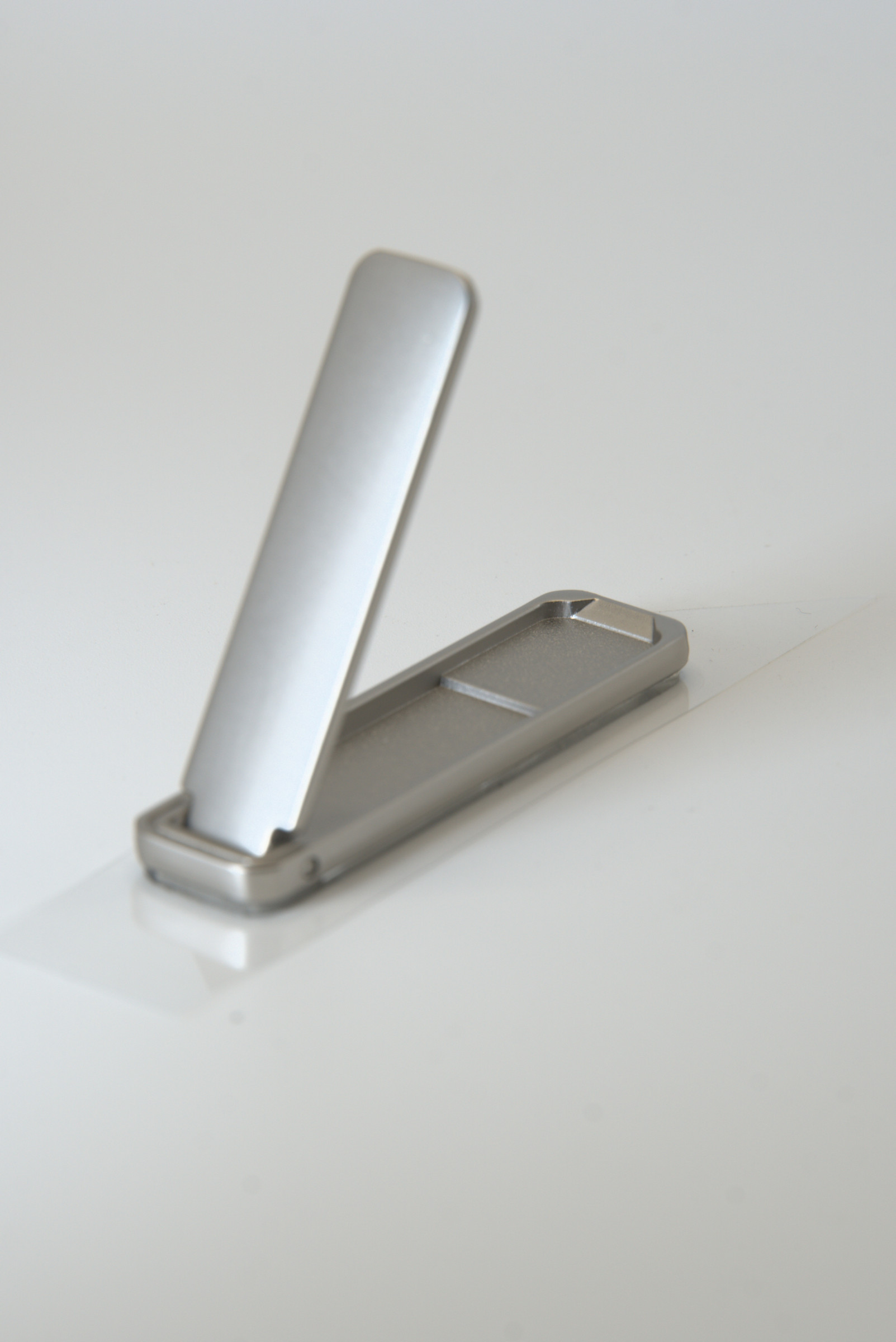 Silver-Tone Folding Support / 银色长条折叠支撑件,展开外观