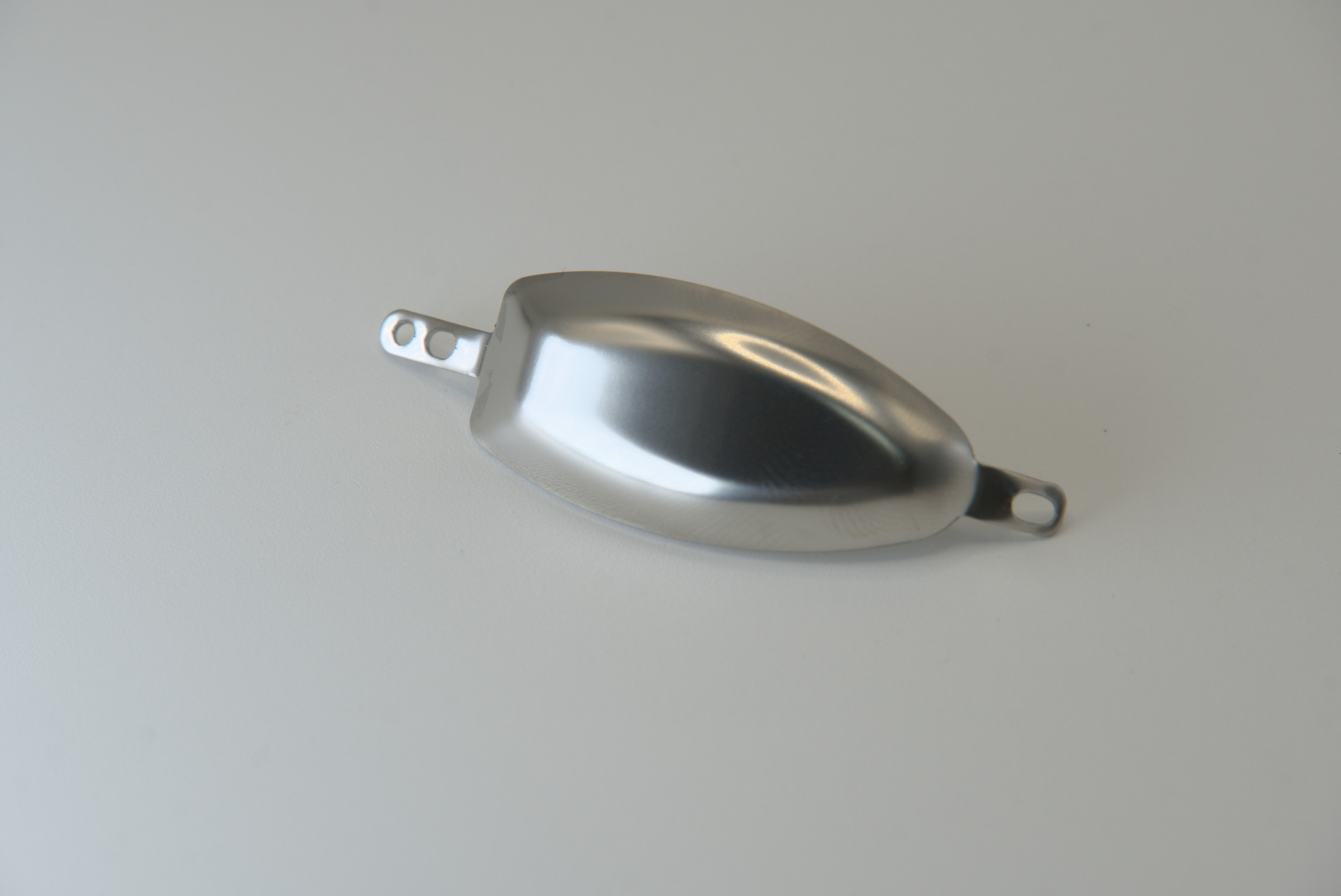 Silver-Tone Curved Shell with Mounting Tabs / 银色双耳勺形壳体,外侧外观